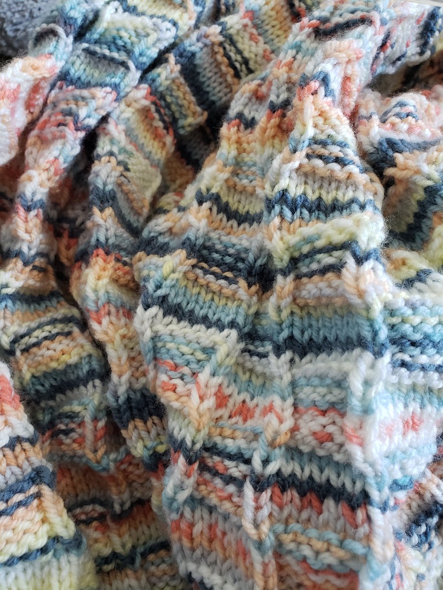 #babyblanket in the making to feed the soul.
#knittinglife #handmadeknits 
#lilredknittinghood