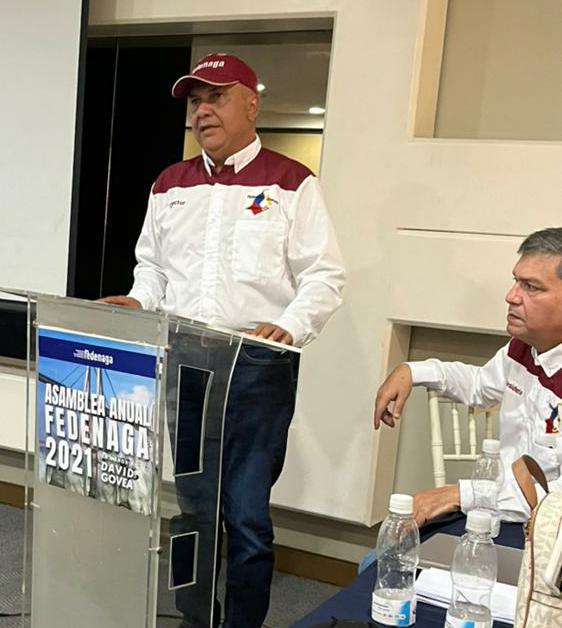 MERIDAIMDERURAL's tweet photo. El presidente de Imderural @rafaelaraqueroa interviene en la Asamblea Anual de Fedenaga, Fegalago y Criabúfalos, en Zulia, hoy capital agroproductiva del país, evento con ciclo de conferencias, conversatorios, foros y simposios con temas de actualidad del sector agropecuario. https://t.co/7ieDkVWMvc