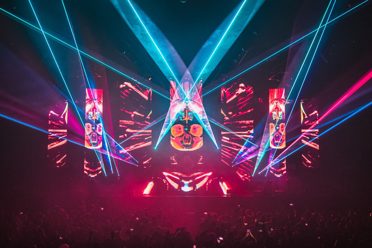 cultofrozen's tweet photo. I’m waiting for better shots of my work for  @svddendeath !
So here is a little picture of what it looks like in live
•
Photo : @ohdagyo 🎥
3D : @cultofrozen 
•
•
•
•
•
•
•
•
•
•
#vjloops #3dart #3dartist #videodesign #svddendeath #tourvisuals #cgiart #grunge https://t.co/nubNXCKkej