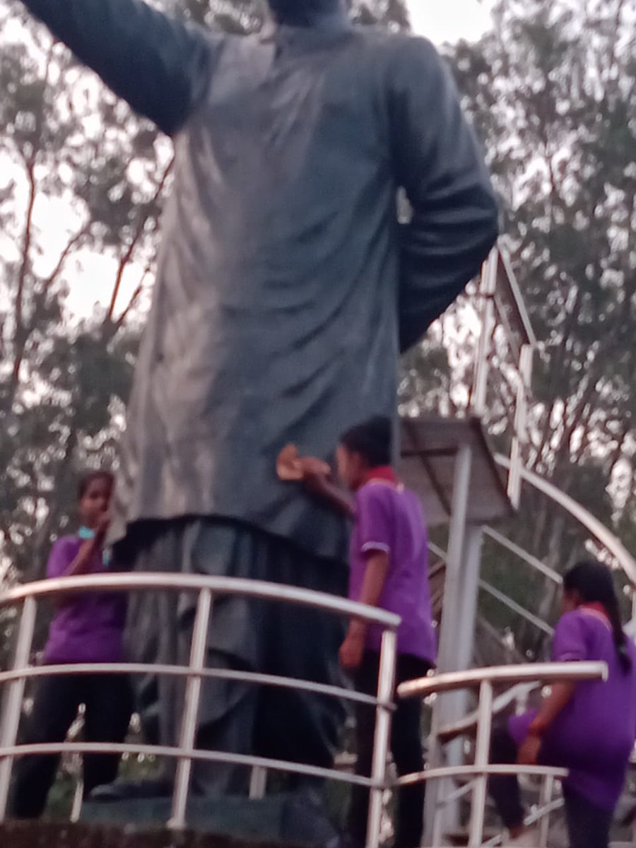 bsgnhq's tweet photo. 24 Guides of OPM Girls High School ,Brajarajnagar Odisha cleaned #Staute at Jharsuguda. @Anurag_Office @ianuragthakur @YASMinistry @aniljaindr https://t.co/fgfuiMA9m4