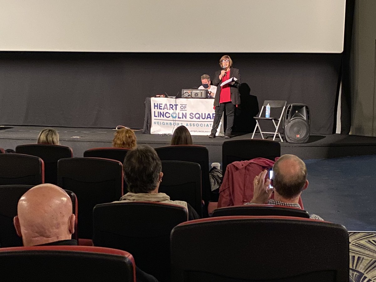 SenatorSara6's tweet photo. Spent some time this morning with Northcenter and Lincoln Square residents.

I kicked it off with the Heart of Lincoln Square and updated constituents about what’s going on in Springfield. Then headed over to the Recycle-Palooza to recycle some old cords! #47thWard https://t.co/J6OpPEIBZQ