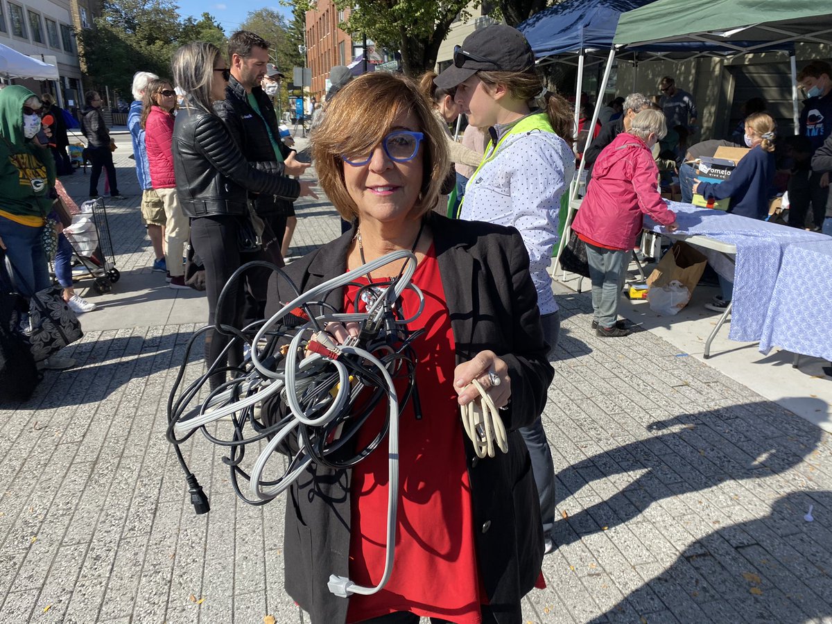 SenatorSara6's tweet photo. Spent some time this morning with Northcenter and Lincoln Square residents.

I kicked it off with the Heart of Lincoln Square and updated constituents about what’s going on in Springfield. Then headed over to the Recycle-Palooza to recycle some old cords! #47thWard https://t.co/J6OpPEIBZQ
