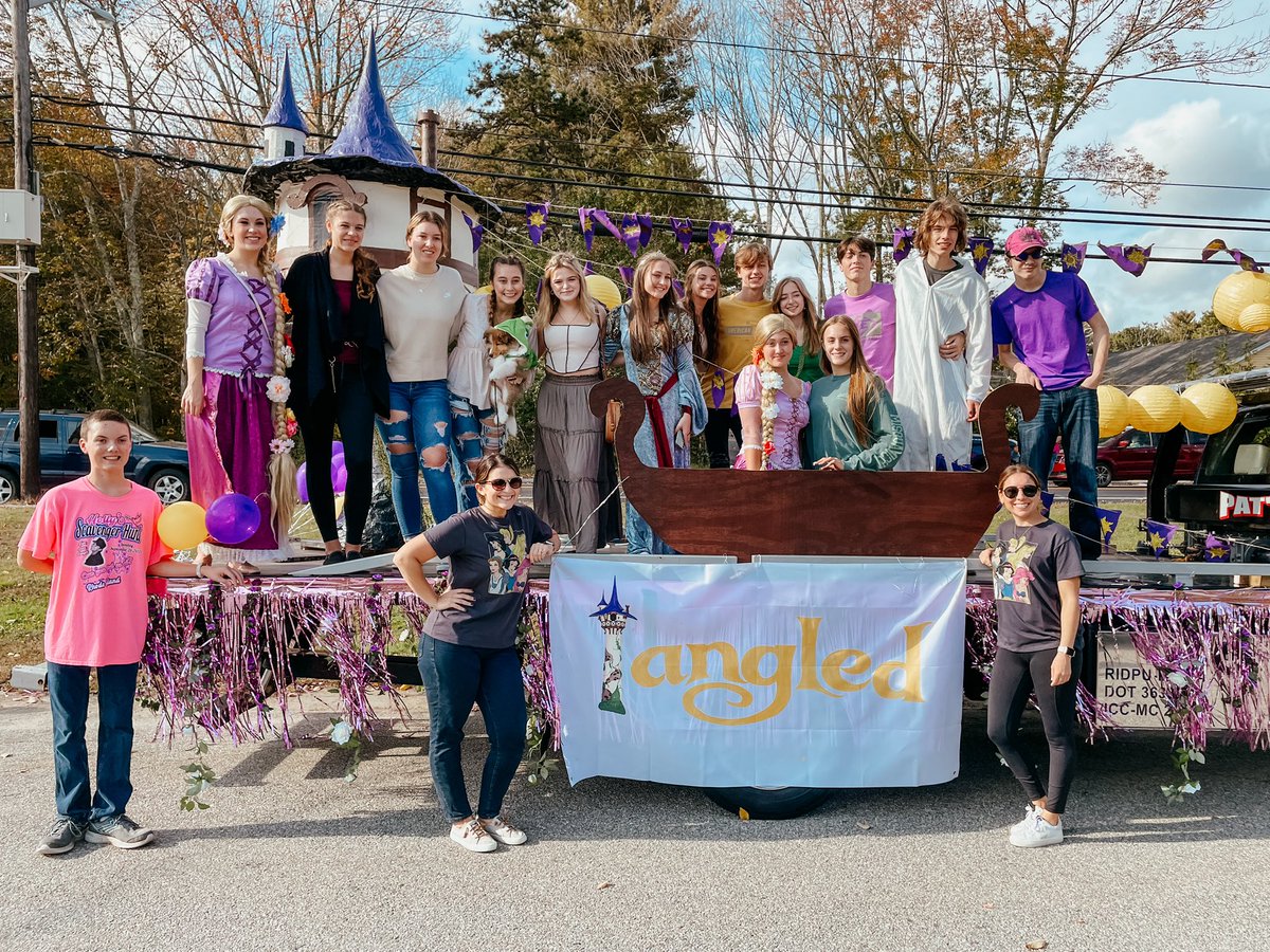 MrsReynolds401's tweet photo. Homecoming 2021! 💜🦎💛 @CoventryOakers @MsLuzier #juniors #classof2023 #oakerpride #tangled https://t.co/V9WlOIaGqQ