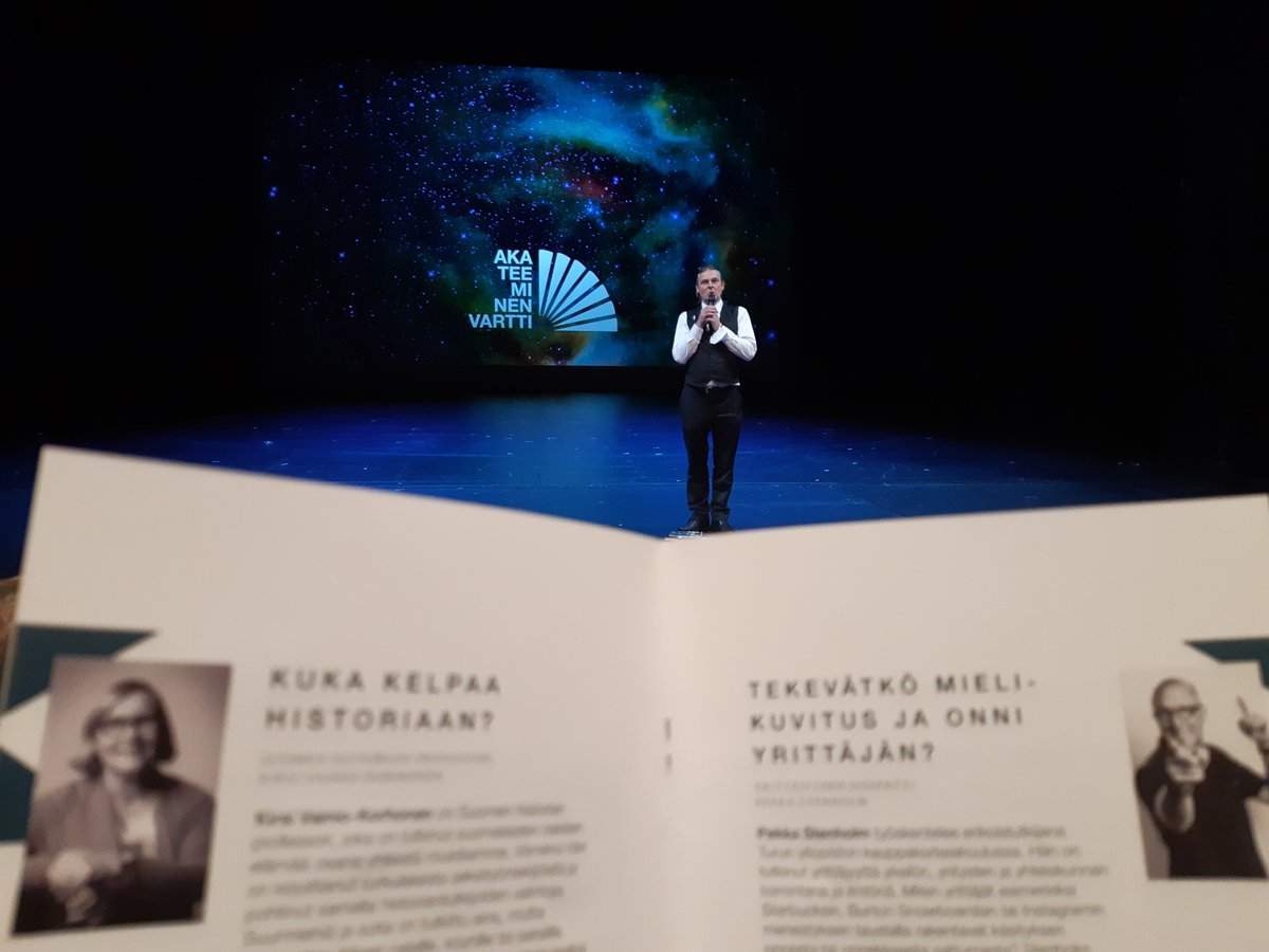 UniTurku's tweet photo. Uniturku ja @TKteatteri yhdistivät voimansa. #Akateeminenvartti on tieteen ilotulitusta. Seitsemän eri tieteenalan tutkijaa tuo esille näkymättömän maailman. @ilarisaaksjarvi @KirsiVainioKorh @OKSarpila @pstenholm @AnneAlvesalo @johannaivaska  ja Marjaana Puurtinen, kiitos! https://t.co/YjaNxGDm6o