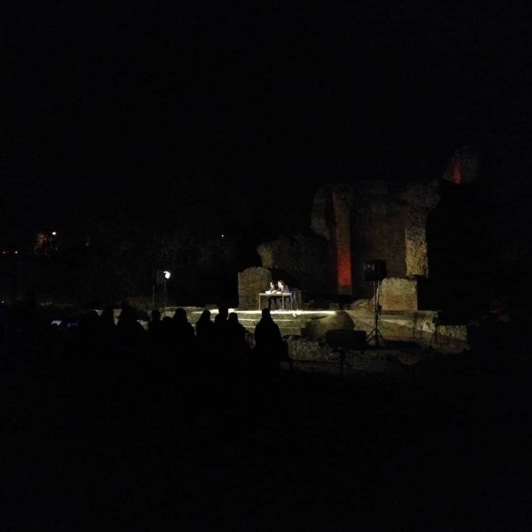 CulturaAlgarve's tweet photo. Espetáculo "Res de Roma" apresentado ontem nas Ruínas Romanas de Milreu. Mais uma noite mágica no monumento, com as duas sessões esgotadas.

Um espetáculo da Associação Recreativa e Cultural de Músicos para o DiVaM.

#DiVaM #milreu #culturaalgarve 

📸  Rui Parreira https://t.co/D9XO7O8kb1