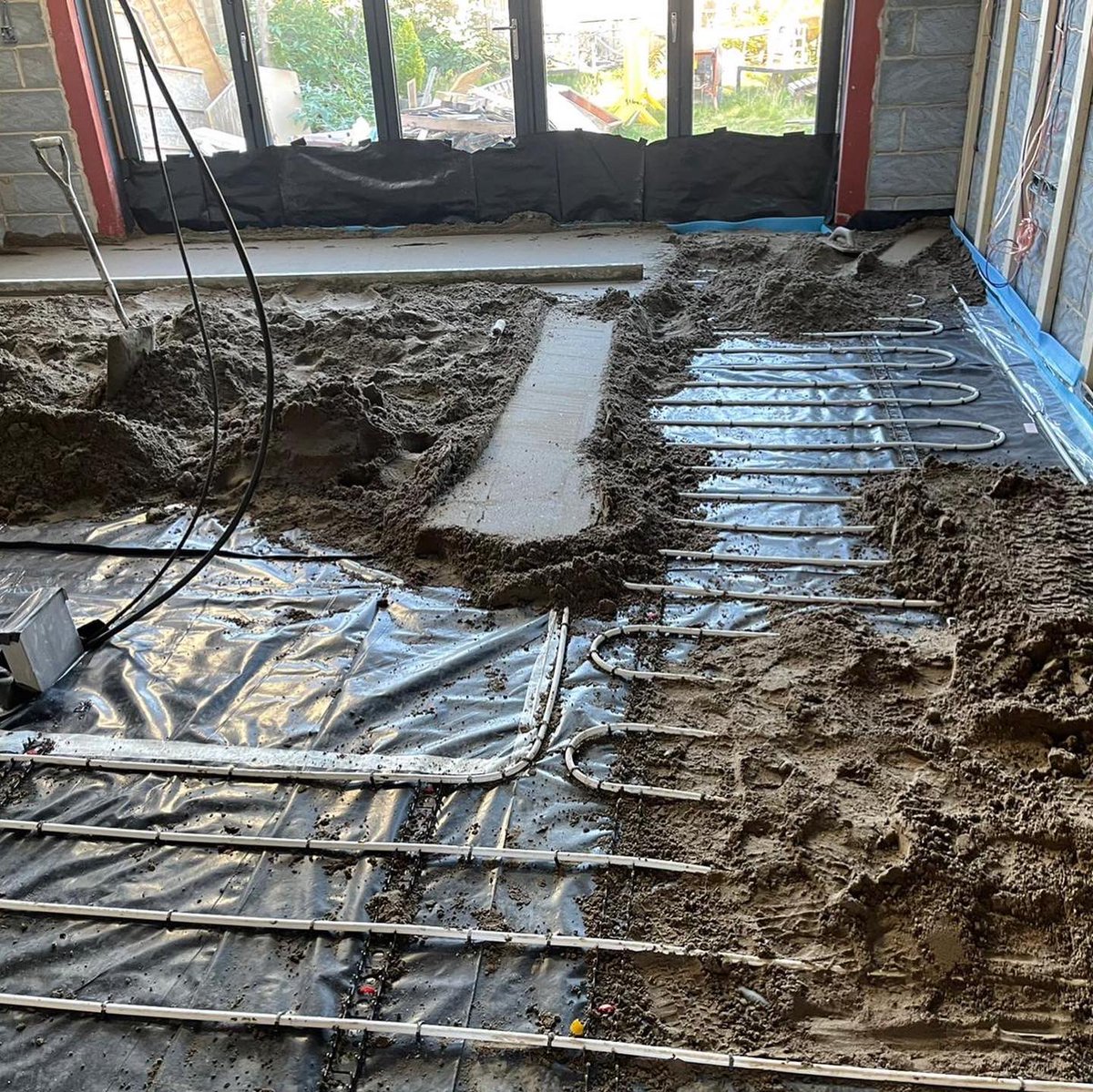 interiorscreed's tweet photo. Tarmac ready-to-use sand cement levelling screeds are correctly proportioned, factory produced levelling screeds compatible with all wet UFH system’s.

#tarmac #tarmacscreeds #readymixed #newbuilds #newbuildhouse #newbuildhomes #newbuildsofinstagram #newbuildjourney https://t.co/ZHEUf5oKuD