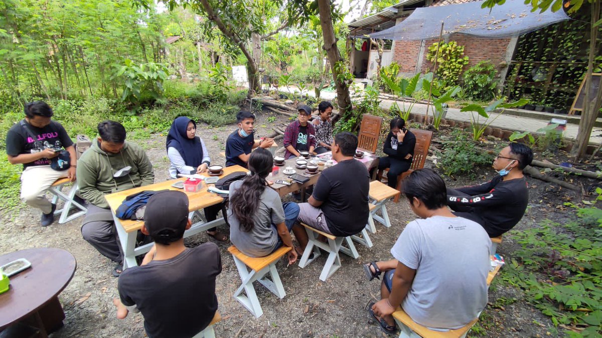 malik_mulki's tweet photo. #KampusBebasTerbuka yg ada di Kabupaten Bojonegoro sejatinya bentuk gelombang kecil yg akan terus beresonansi. Suasana pendidikan egalitarian yg dibangun dlm setiap kelasnya menunjukkan bahwa betapa kita membutuhkan ruang bebas berpendapat, beragumen, dan menyampaikan aspirasi. https://t.co/taORHSL4Su