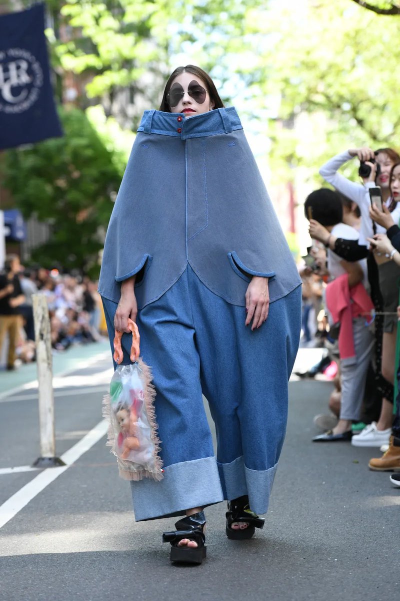 TheDweck's tweet photo. Me when I hear low-rise jeans are back https://t.co/CC7wxM1Hun