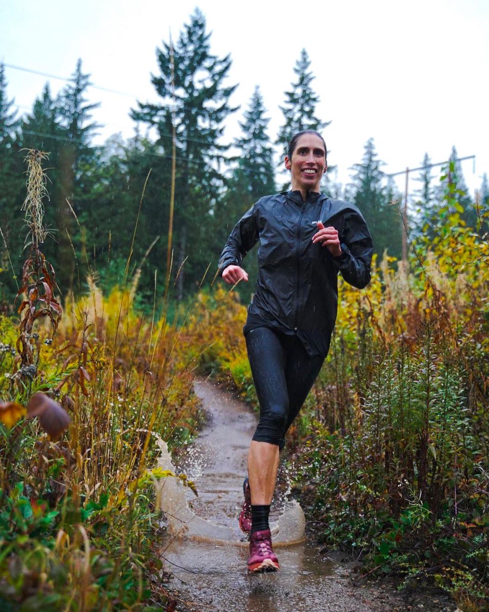 Squamish50's tweet photo. Splish splash, we’re all takin’ a bath 🛁. Our lead pack is over halfway done now, but there’s still no shortage of rainy fun to be had out there. Trails are slippery, and everyone is guaranteed to have a free spa day out there 😜. 

📸 @tyholtanphoto https://t.co/23E88TUs3F