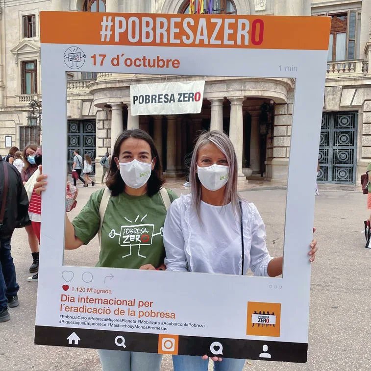 COTSvalencia's tweet photo. Des del col•legi hem fet costat a la mobilització de #PobresaZero a #València 👉 Enguany demanem #ExcusesZero per a prendre mesures!
📸 Ferran Senent (president COTSV), Albert Moncusí (degà de @FacSocialsUVEG) i les nostres companyes Bárbara i Tania 🙂 #TreballSocial https://t.co/QfyepsiqlS