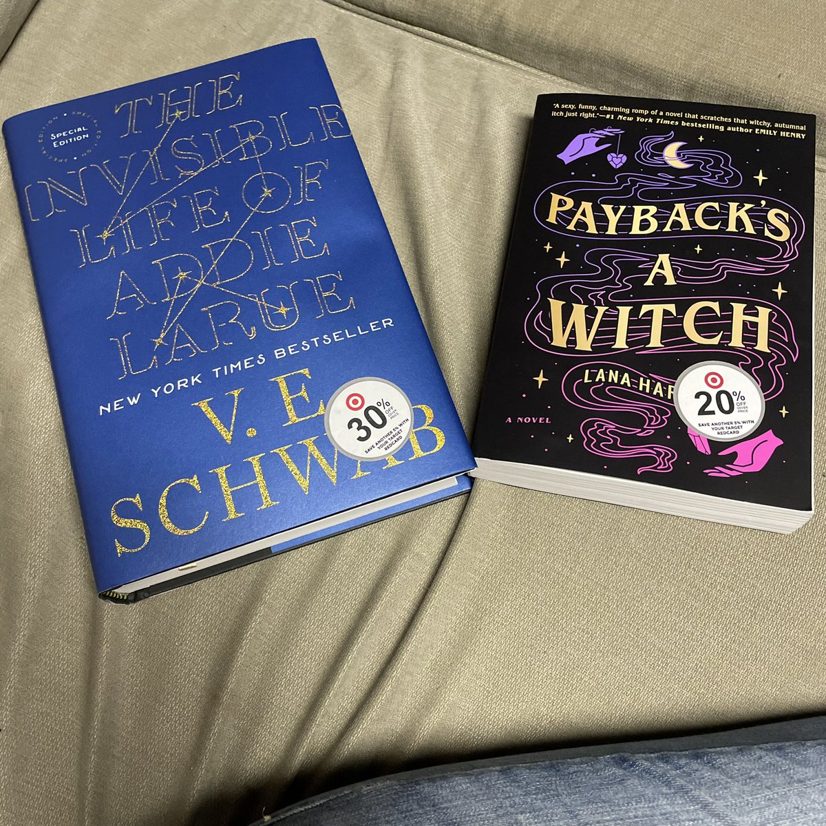 raerespawns's tweet photo. I have no self control when it comes to buying books…
I already own Addie Larue but this one is so pretty… #books #bookworm #bookhaul #specialedition #theinvisiblelifeofaddielarue #paybacksawitch https://t.co/f8Wn9Xia6h