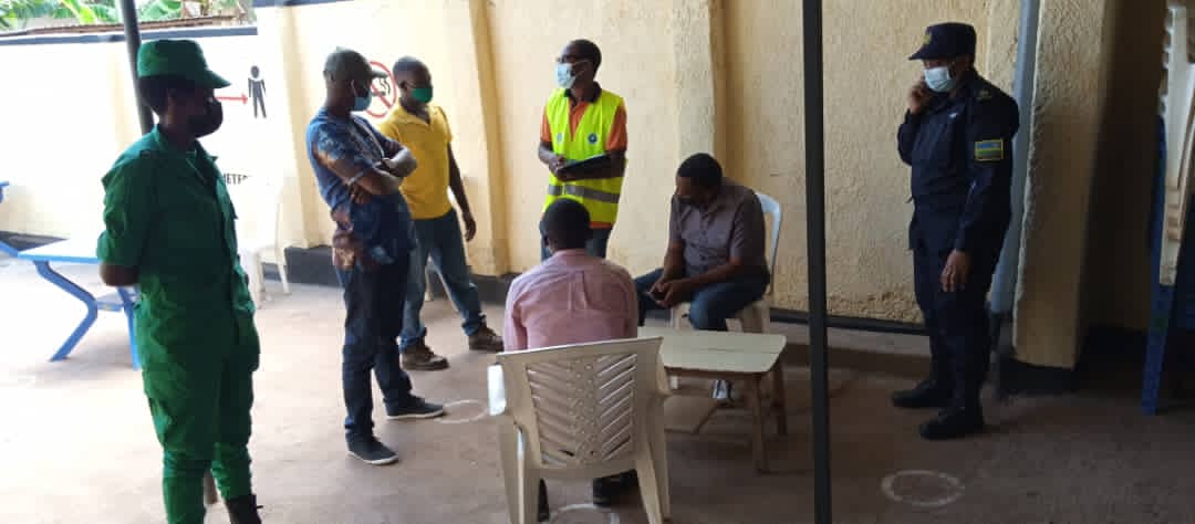 SectorRusororo's tweet photo. Uyu umunsiTwakoze ubugenzuzi mu Utubari twasabye gufungurirwa, mu rwego rwo kureba ko hubahirizwa amabwiriza yo kwirinda #Covid_19, 
Ni muri gahunda y"Ubudasa mu guhangana na Covid-19 #OperationOneStop
@RwandaHealth @CityofKigali @Gasabo_District @RwandaLocalGov @PudenceR https://t.co/gy7JPZpjCx
