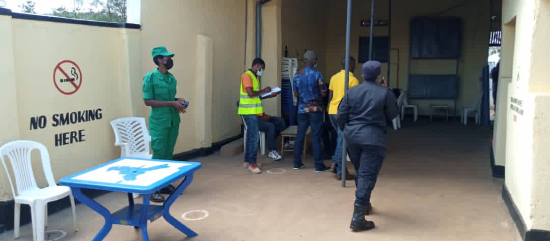 SectorRusororo's tweet photo. Uyu umunsiTwakoze ubugenzuzi mu Utubari twasabye gufungurirwa, mu rwego rwo kureba ko hubahirizwa amabwiriza yo kwirinda #Covid_19, 
Ni muri gahunda y"Ubudasa mu guhangana na Covid-19 #OperationOneStop
@RwandaHealth @CityofKigali @Gasabo_District @RwandaLocalGov @PudenceR https://t.co/gy7JPZpjCx