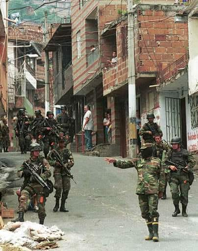amoralesan's tweet photo. Hoy cumplen 19 años de muertos los asesinados en la Operación Orión combinada entre el Ejército y el paramilitarismo en la Comuna 13 de Medellín. La Ministra de Defensa de entonces hoy es Vice Presidenta y Canciller. Premio a la constancia... https://t.co/yFqJVRGi00