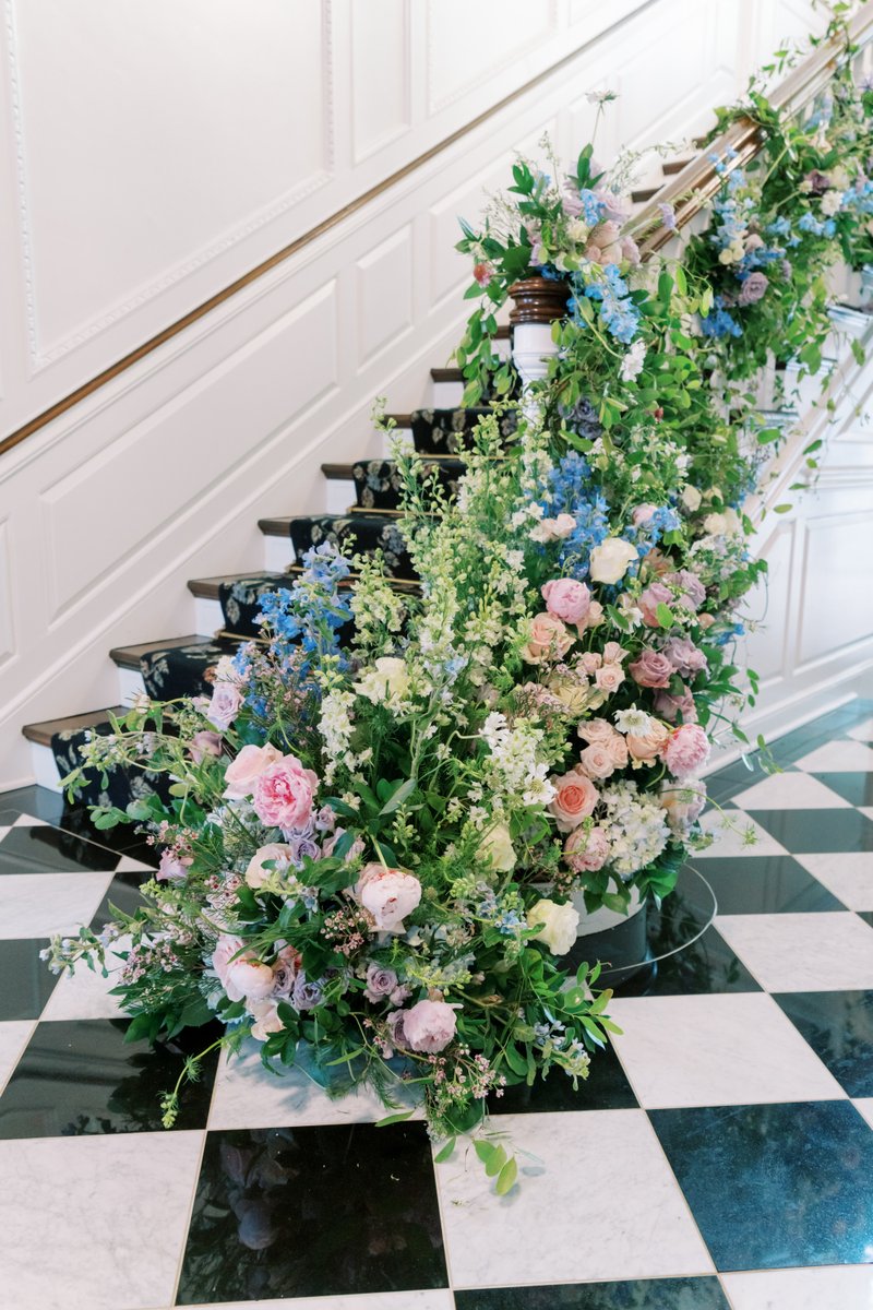 FestiveSTL's tweet photo. This lavish staircase is the perfect place for a first look. 

Floral: @festivestl 
Planning: @kateandcompany 
Photo: @bonniesenphotography https://t.co/Q2B0KQXQrl