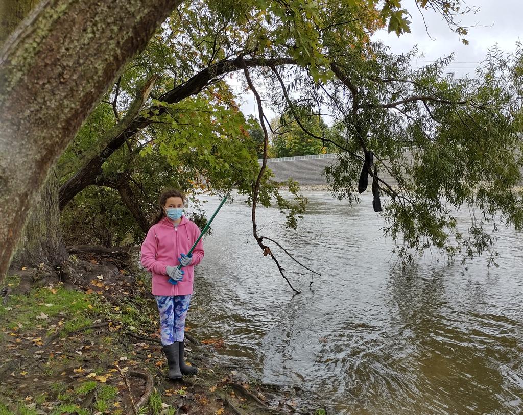 jtrampleasure's tweet photo. Gr10 HELP Env Lead - Riley @TVDSBGlobal @LaurierSS interviews Tom Cull @AntlerRvrRlly volunteering w her sister this am. ARR pulls this much garbage from Thames River shorelines @CityofLdnOnt 2xs a month. Join us  @HELPleaders2021 learn more @UTRCAmarketing  @WPC_London @rfldn https://t.co/7IjEtJhbbL