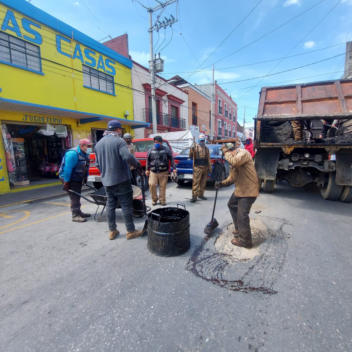 MunicipioOaxaca's tweet photo. En Las Casas y Belisario Domínguez, cuadrillas del Ayuntamiento continúan trabajando este sábado en acciones de bacheo para reparar las vialidades en mal estado. #Oaxaca #UnBuenGobiernoParaTodos https://t.co/dtQF4YIATH