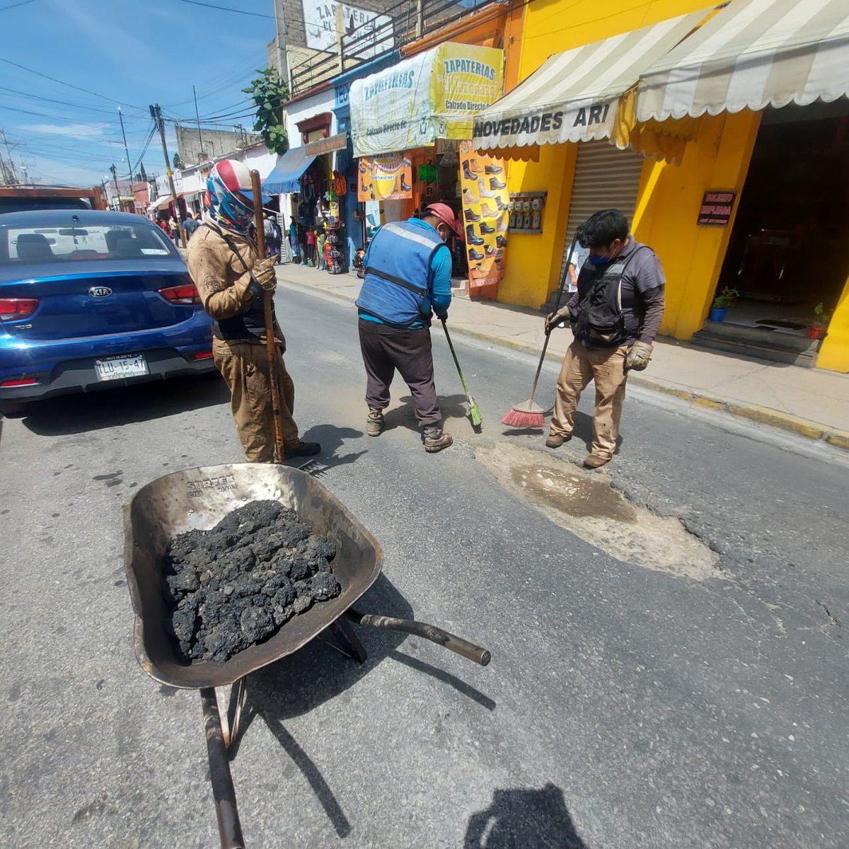 MunicipioOaxaca's tweet photo. En Las Casas y Belisario Domínguez, cuadrillas del Ayuntamiento continúan trabajando este sábado en acciones de bacheo para reparar las vialidades en mal estado. #Oaxaca #UnBuenGobiernoParaTodos https://t.co/dtQF4YIATH