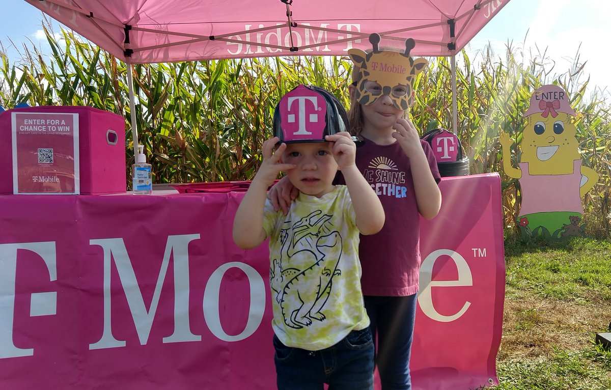 HollLa_uren's tweet photo. ๐ฝ STALKING ๐ฝ #SMRA at The Gilbertsville Farm ๐ฝCorn ๐ฝ Maze! From a birds eye, the maze honors ๐จFirst Responders ๐จ which is a cause #TMOGoesLocal can get behind! Proud to support this fun fall activity! https://t.co/PvPr9yipoU