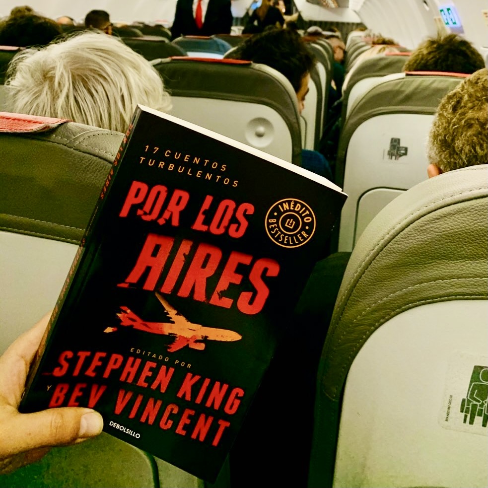 lectores_king's tweet photo. Hace dos años, en enero de 2019, pasé un fin de semana en Milán.
El libro que me hizo más ameno los vuelos de ida y vuelta fue el que veis en la foto. Un libro muy "adecuado" para viajes en avión 😉
#StephenKing @BevVincent @StephenKing #FlightOrFright @penguinbolsillo https://t.co/G8fpY0HB4M