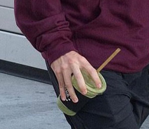 NO TIENE LAS UÑAS PINTADAS JWJWHWYQ LLORO