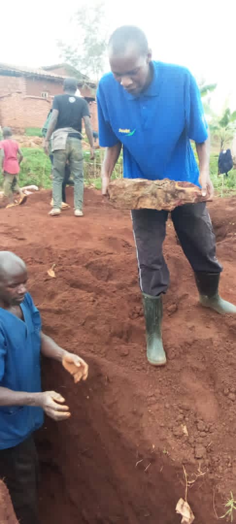 CnddFddButanyer's tweet photo. #Burundi 16/10/2021
Ubuserukizi bw'umugambwe @CnddFdd muri komine #Kabarore bwifadikanije n'abagumyabanga bo Ku mutumba #Songore mubikorwa vyo kwiyubakira ingoro yuwo mugambwe kuyo mutumba aho bataye nahejeje umushinge vuba cane bipfuza kwiba yuzuye
@R_Ndikuriyo
@nancymutoni https://t.co/x023DVczdn