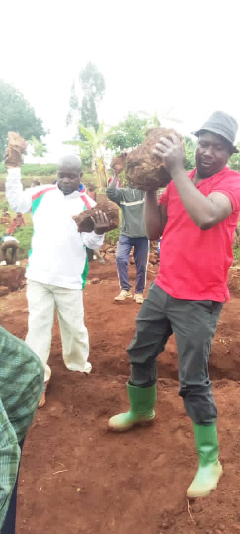 CnddFddButanyer's tweet photo. #Burundi 16/10/2021
Ubuserukizi bw'umugambwe @CnddFdd muri komine #Kabarore bwifadikanije n'abagumyabanga bo Ku mutumba #Songore mubikorwa vyo kwiyubakira ingoro yuwo mugambwe kuyo mutumba aho bataye nahejeje umushinge vuba cane bipfuza kwiba yuzuye
@R_Ndikuriyo
@nancymutoni https://t.co/x023DVczdn