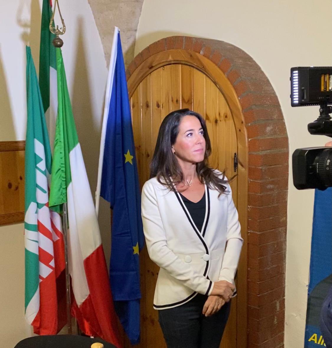 LiciaRonzulli's tweet photo. A #Manfredonia per sostenere il candidato sindaco del #centrodestra #Rotice e non in piazza a #Roma! Non potevamo essere in piazza con chi si arroga il diritto di dividere l’Italia in buoni e cattivi! Alle passerelle preferiamo l’ascolto dei cittadini, risolvere i loro problemi! https://t.co/EVNXN3aHWt