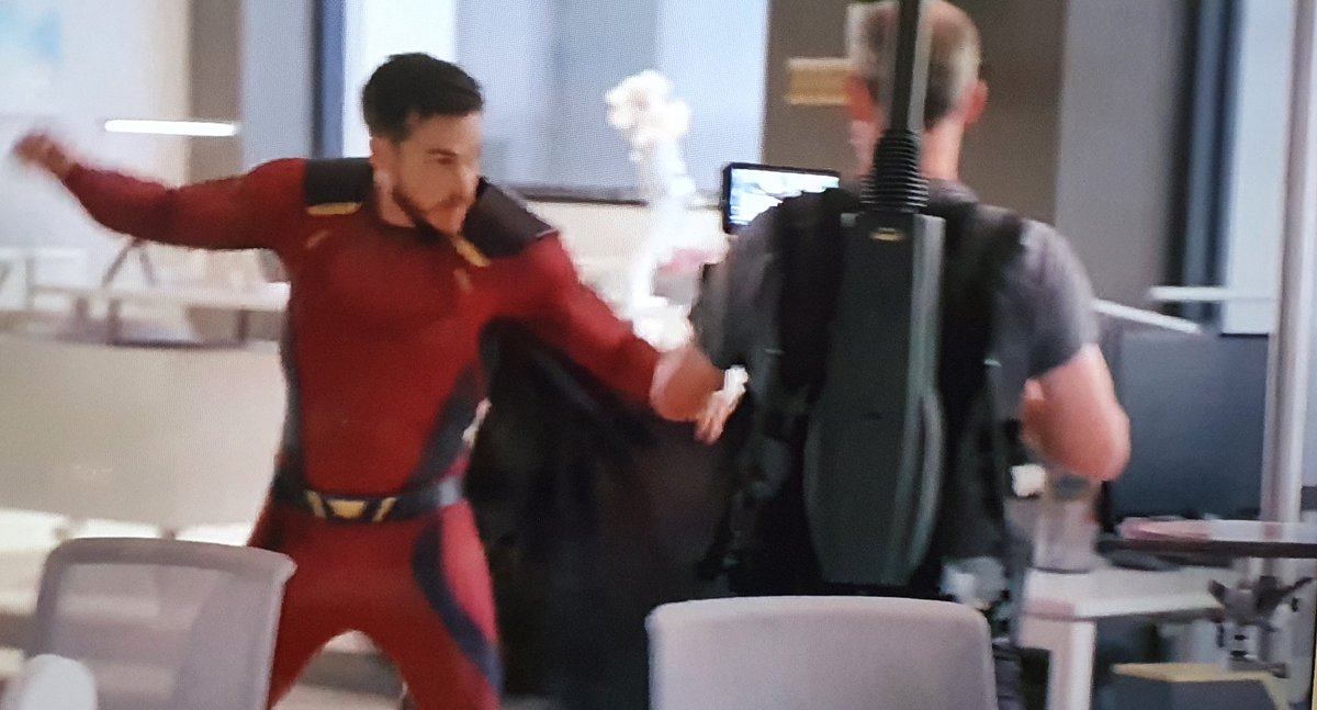 Lenod's tweet photo. MON-EL IN HIS SUIT AT CATCO!!!!! AHHHHHHHHHHHHHH https://t.co/g9YEZokKdU