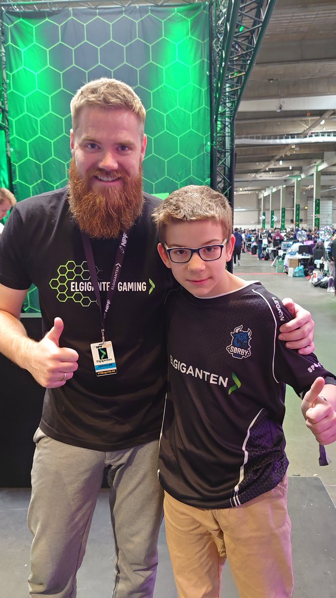 krizzer85's tweet photo. Så fik jeg og Nickey mødt JERN og vi fik begge spillet 1v1 med ham 😊
Du er simpelthen en fantastisk person som giver dig tid til at snakke med dine fans ❤️😊
Nickey synes det var sjovt at dyste mod dig med promillebriller 😂🤣
@jernskaft @npfdk #NPF21 https://t.co/wK9oNlc2Oy
