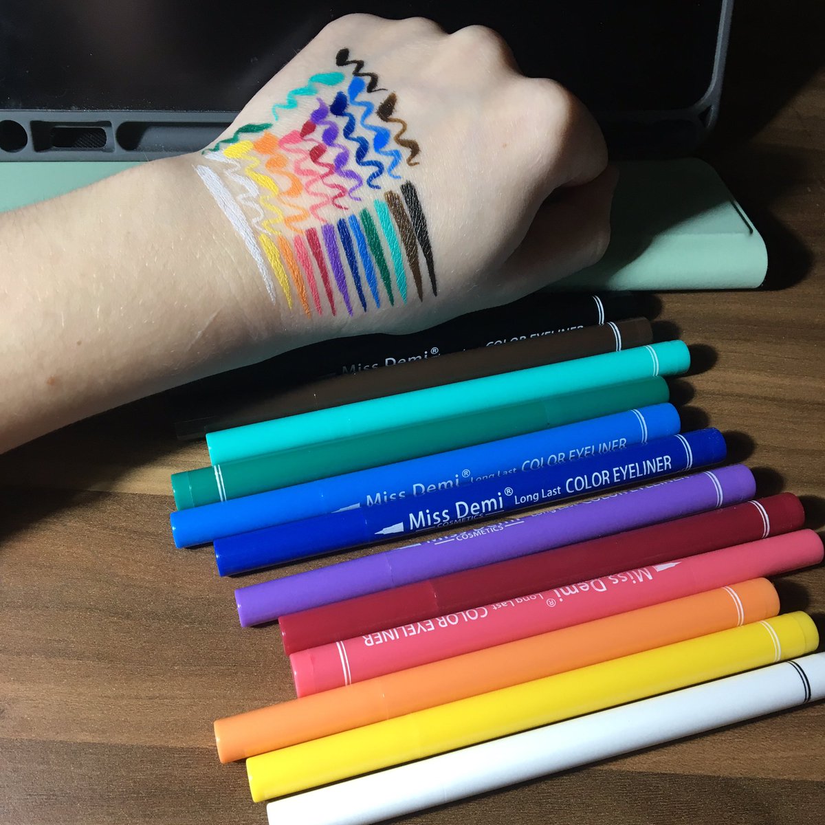 shironezumi_art's tweet photo. Bunları da aldığıma göre artık her gün okula renkli eyeliner ile giderim... https://t.co/ATg7uTHA8c