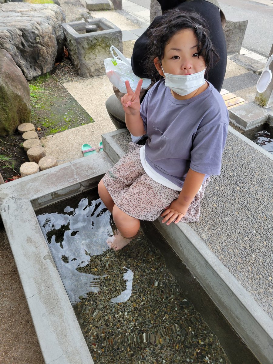 daisuke12101224's tweet photo. 温泉たまごが出来るまで足湯であったまるぅ😍 https://t.co/012z2XZW4s