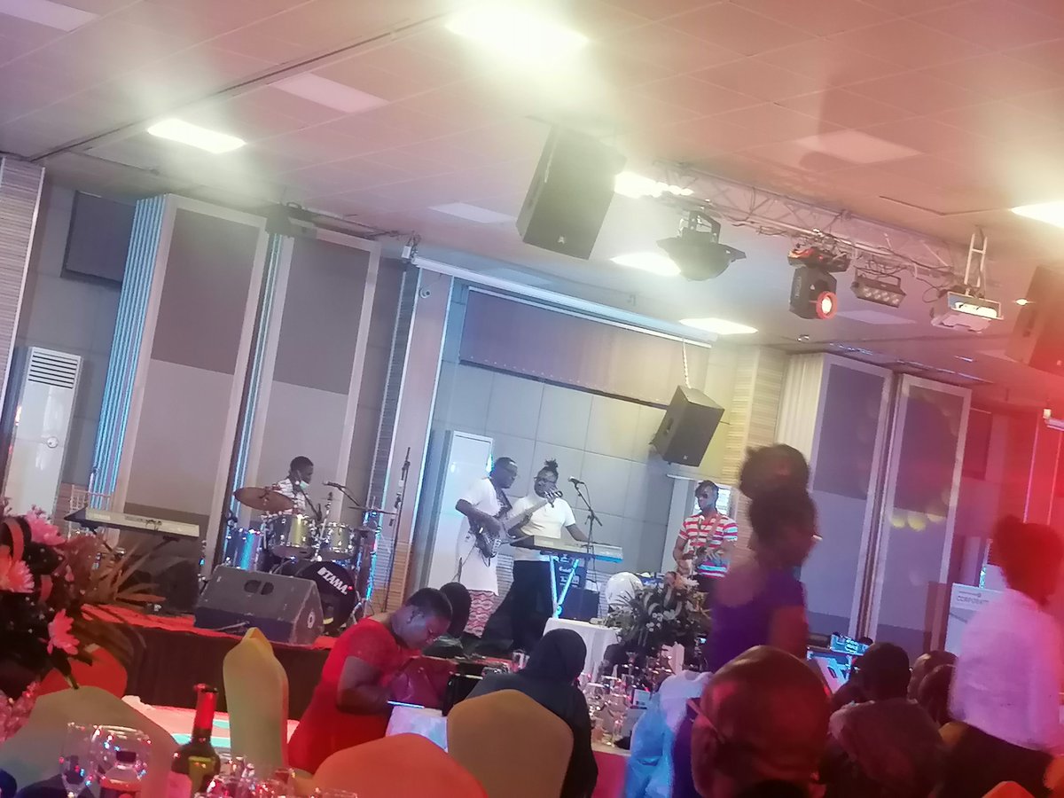 AYondjeu's tweet photo. Impressionné ce soir par l'engagement de l'association MedCamer pour plus de couveuses dans les hôpitaux afin de limiter les morts à la naissance. Nous perdons 27000 bébés sur les 950 000 naissances chaque année au Cmr selon Anne Djom Nlend https://t.co/ANzAzEhlPF