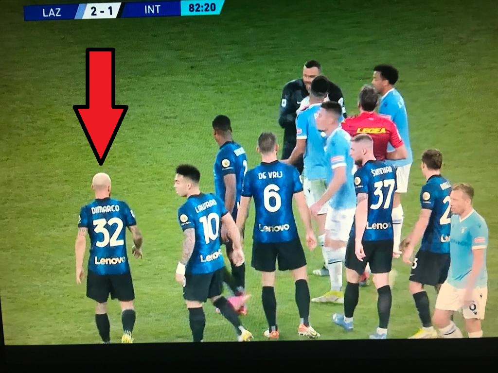 La commovente immagine di uno stoico Di Marco che 10 secondi dopo aver rischiato di morire, si alza con l'ultimo barlume di energia rimasta fingendo assoluta normalità pur di stare al fianco dei suoi.

Questo sì che è fair play. Non riesco a trattenere le lacrime 😭