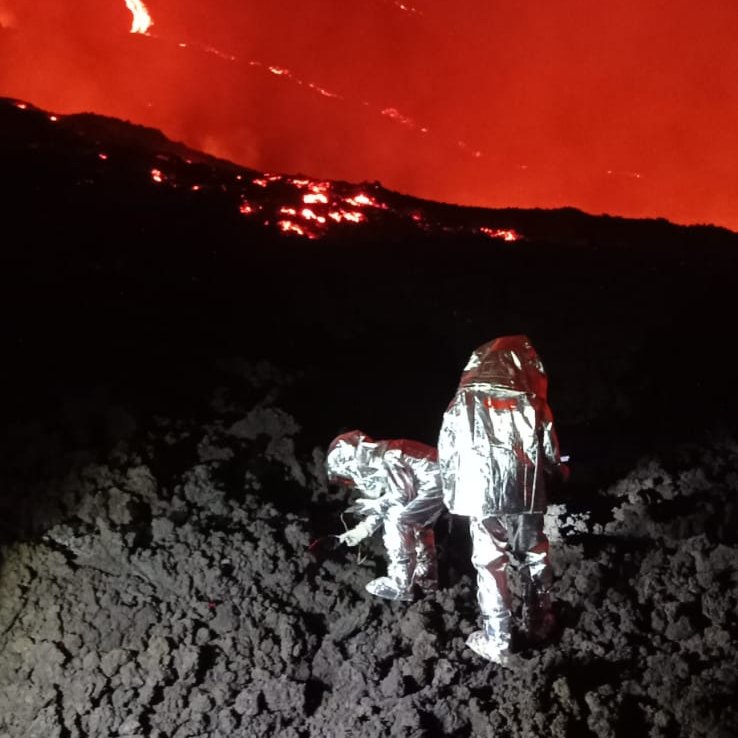 IGME1849's tweet photo. No, no es Marte. Son nuestros compañeros del #IGME_CSIC con la @UMEgob calibrando la sonda de temperatura para comenzar la faena nocturna. #ErupcionenLaPalma https://t.co/p6qhAMWP2R