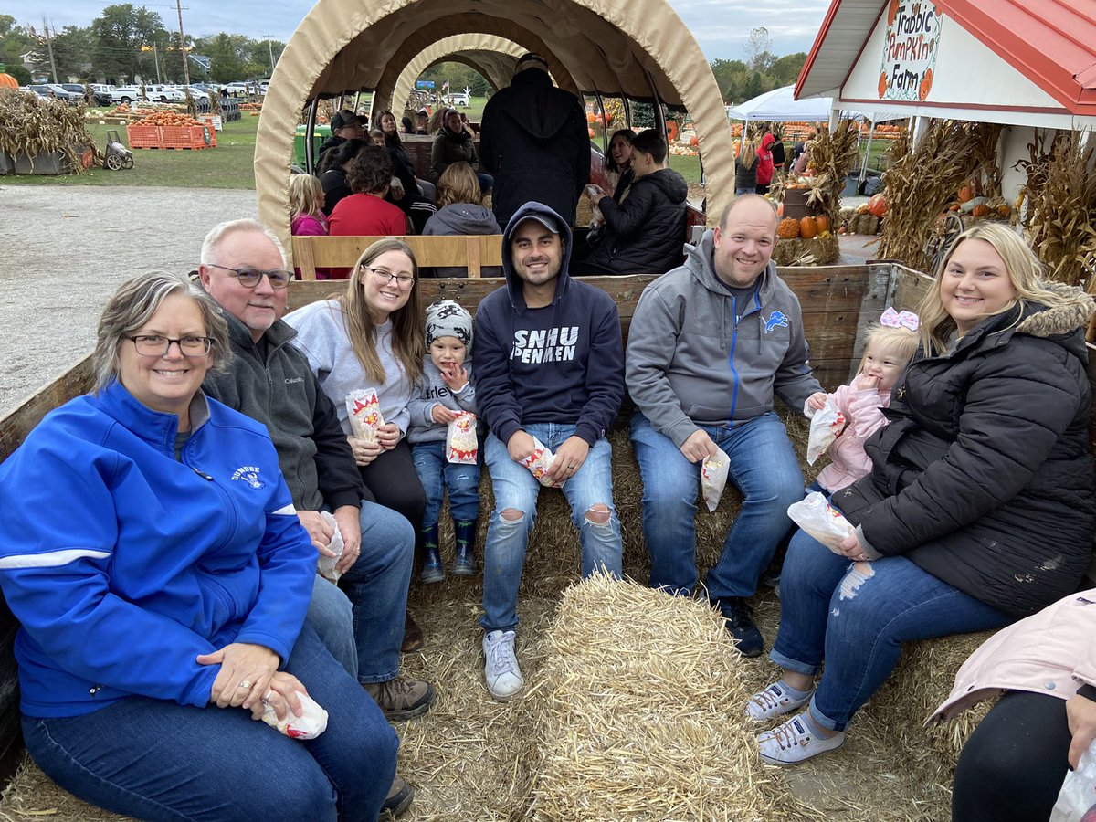 Jenwil03's tweet photo. Fall fun with family https://t.co/Y2aB9xfkfP