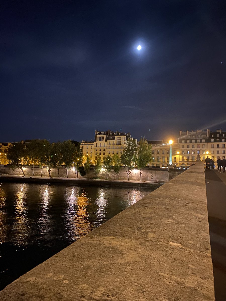FichauxJimmy's tweet photo. Spectateur nocturne d’une ville aux multiples facettes ! Ville adulée, admirée, qui s’illumine à la tombée de la nuit ✨
Hélas.. ville qui s’essouffle et disparait dans l’ombre par agissements d’imposteurs, de faux-protecteurs, de démagogues … #paris 🤍 #Hidalgo #sacageparis https://t.co/kksHPRKdto