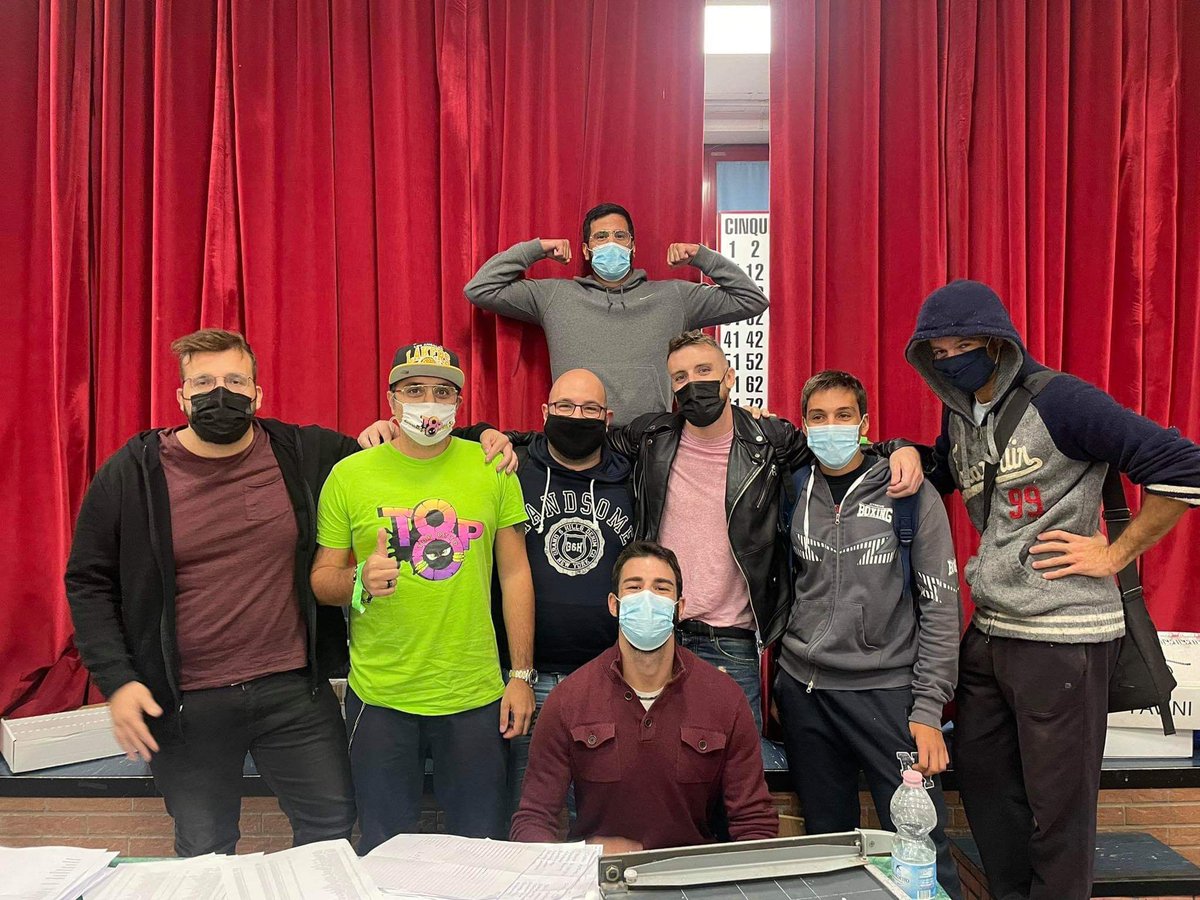 Played a 266 players paper event after a while, top8ed with my favorite deck in modern since the last 5 years! Flexing in our top8 picture standing in the middle😂