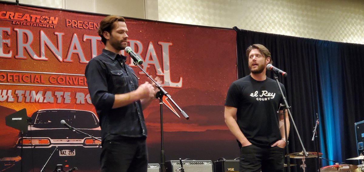 FangasmSPN's tweet photo. .@JensenAckles : The foreheads wasn't scripted and you touching my hand to say you can go, then your son does the same #SPNDenver @jarpad https://t.co/chrI4v9LsA