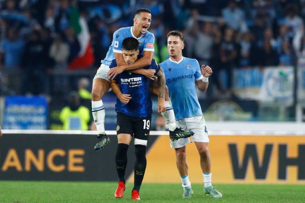 Bongtv_com's tweet photo. Pemain Lazio, Luis Felipe merayakan kemenangan Lazio atas Inter dengan menaiki punggung mantan rekan setim nya, Joaquin Correa 😂😂😂 https://t.co/9CKntflAek