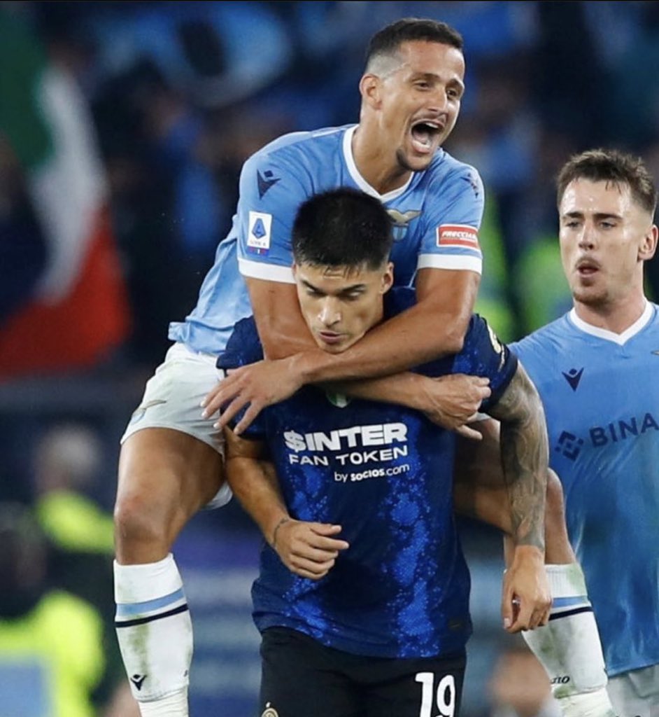 Bongtv_com's tweet photo. Pemain Lazio, Luis Felipe merayakan kemenangan Lazio atas Inter dengan menaiki punggung mantan rekan setim nya, Joaquin Correa 😂😂😂 https://t.co/9CKntflAek