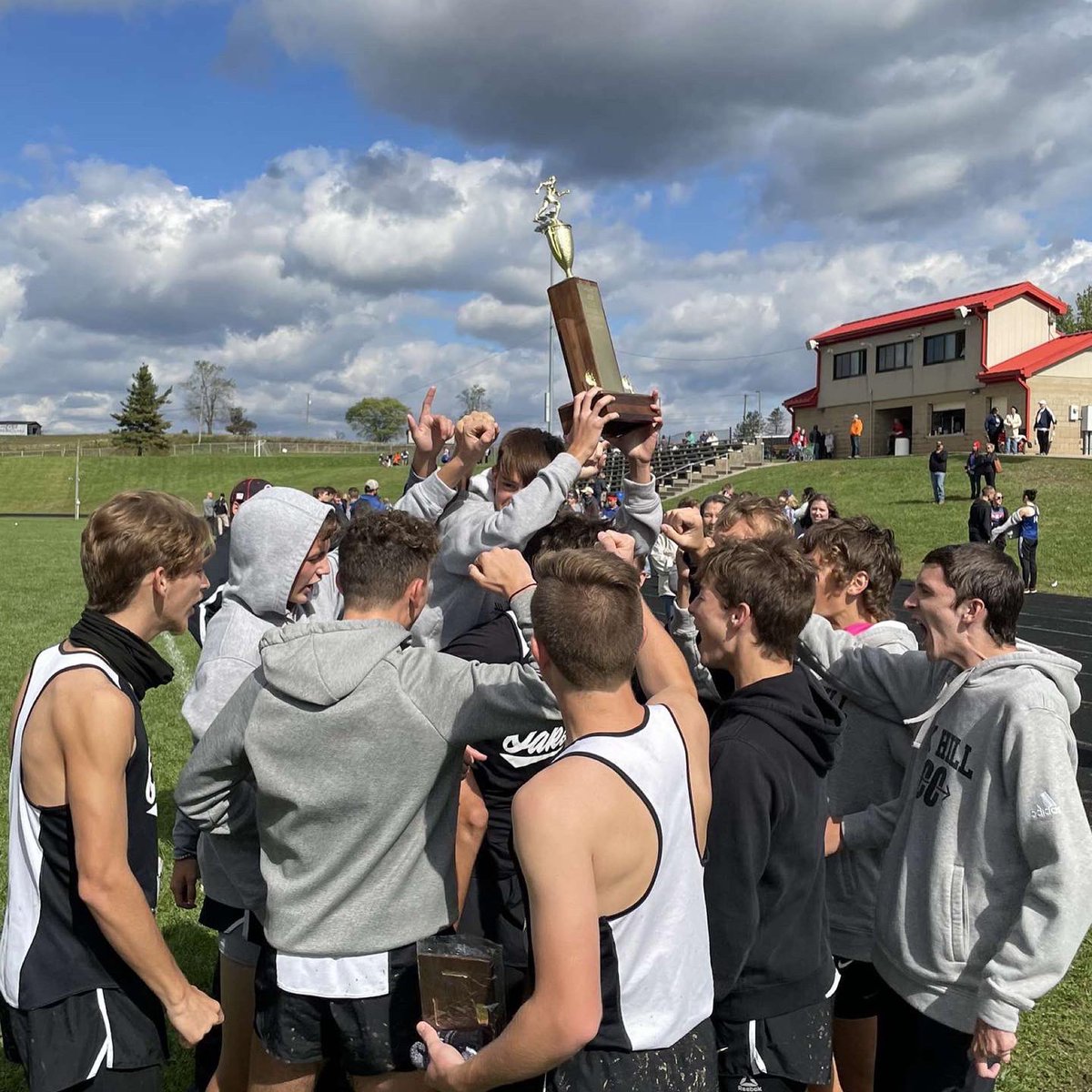 OHStudentSec's tweet photo. Congratulations to our Oak Hill Oaks Varsity Cross Country team for winning the SOC championship meet. Go Oaks!!! https://t.co/QeVoifufVU