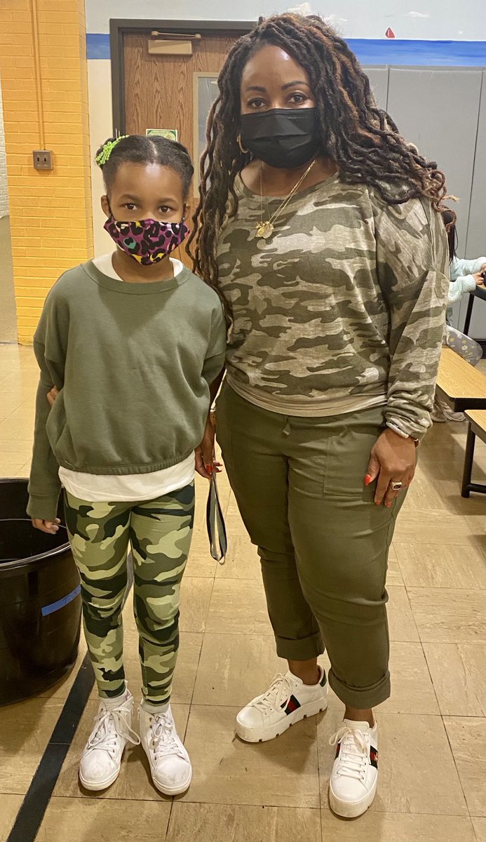 MWeck3's tweet photo. Twinsies! 🤗⁦@veronica_vw⁩ #oakpark97 #WeAreD97 #Mann__School https://t.co/xtP5Ly7iyZ