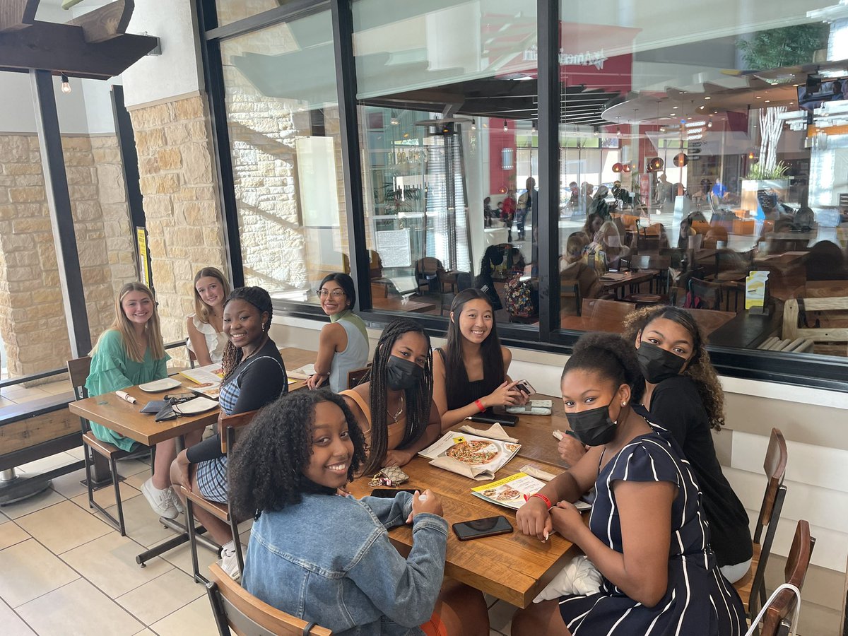 GORoyalPride's tweet photo. Upgraded the sweats for our dinner date 🥰 #TheyCute #AndHungry https://t.co/snvbZVYfFV