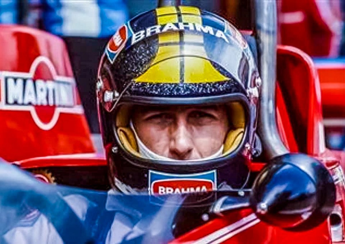 For some years Carlos Pace sported yellow arrows on his helmet, until - after he’d left Surtees and joined Brabham - a psychic told him that it meant bad luck.

So, for the ‘74 North American GPs he squared them off, and from ‘75 on they were essentially reversed…

🇧🇷 #F1 #Moco