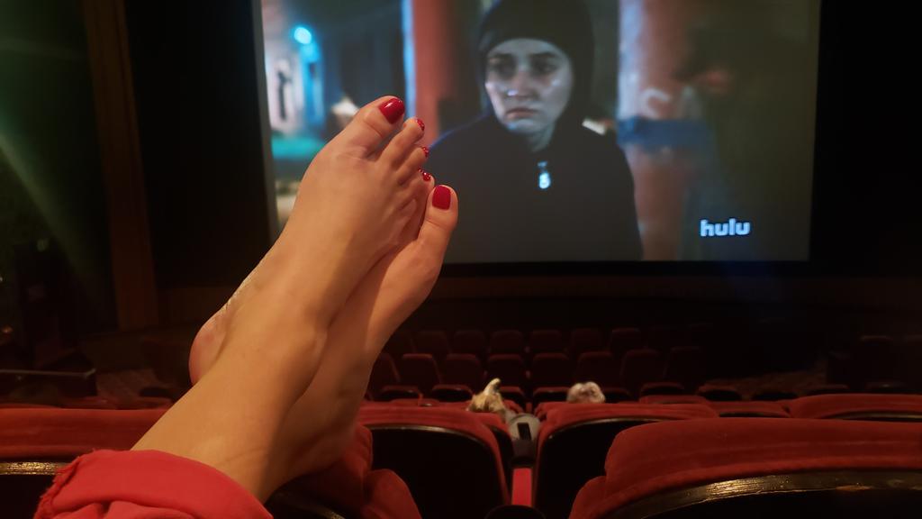 SadiesSexy's tweet photo. Would you ask me to move my feet if you were in this theater? #FOOTFETİSH #feet #toesondisplay #barefoot https://t.co/pbuAbljZAP
