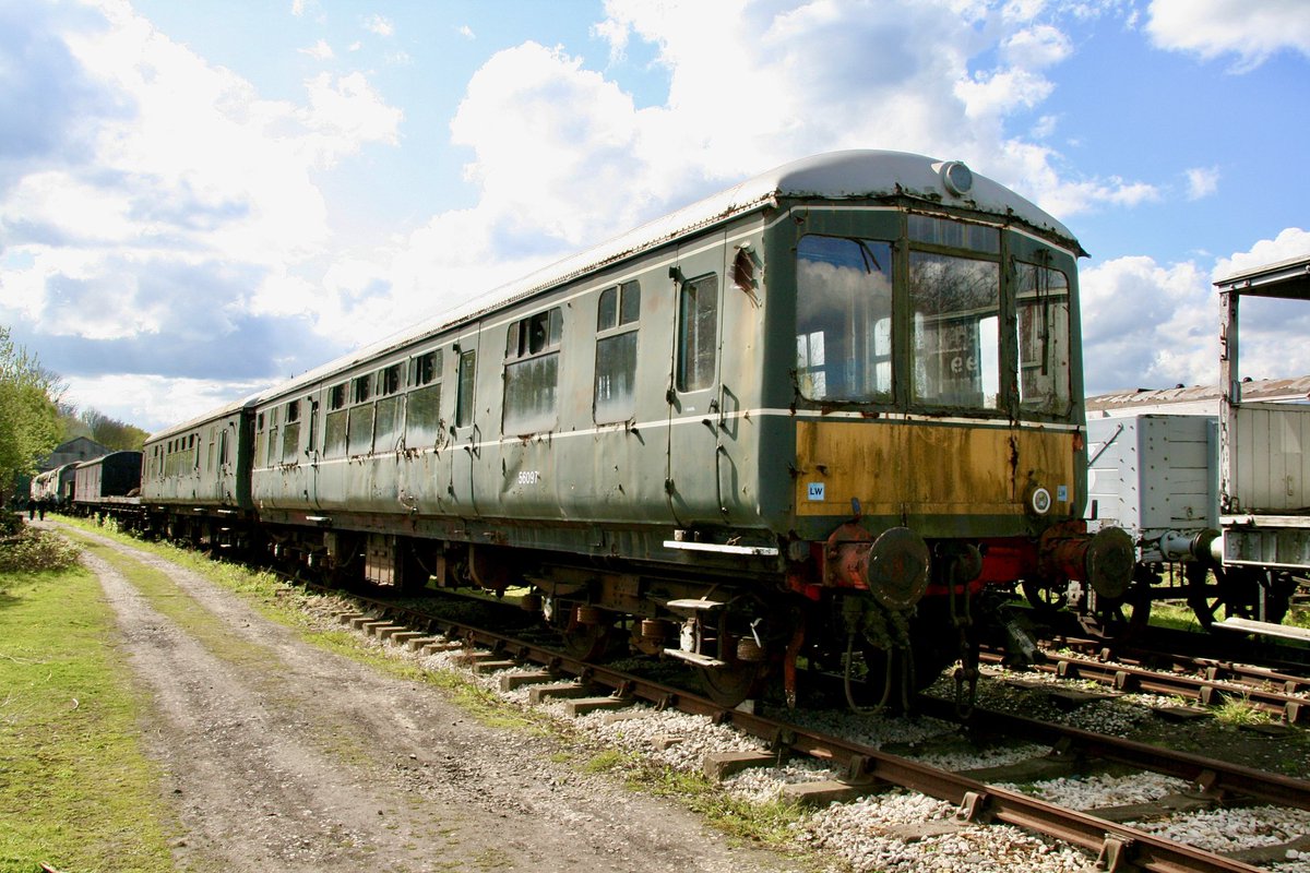 MColes_Railways's tweet photo. Random Railway Picture Day 289
Preserved Class 100 driving car 56097 looking very shabby, stands in the sidings at Swanwick Junction at the Midland Railway Centre on 25th April 2009.
#trains #railways #traintwitter #class100 #MRC #DMU https://t.co/NX4N0l435F