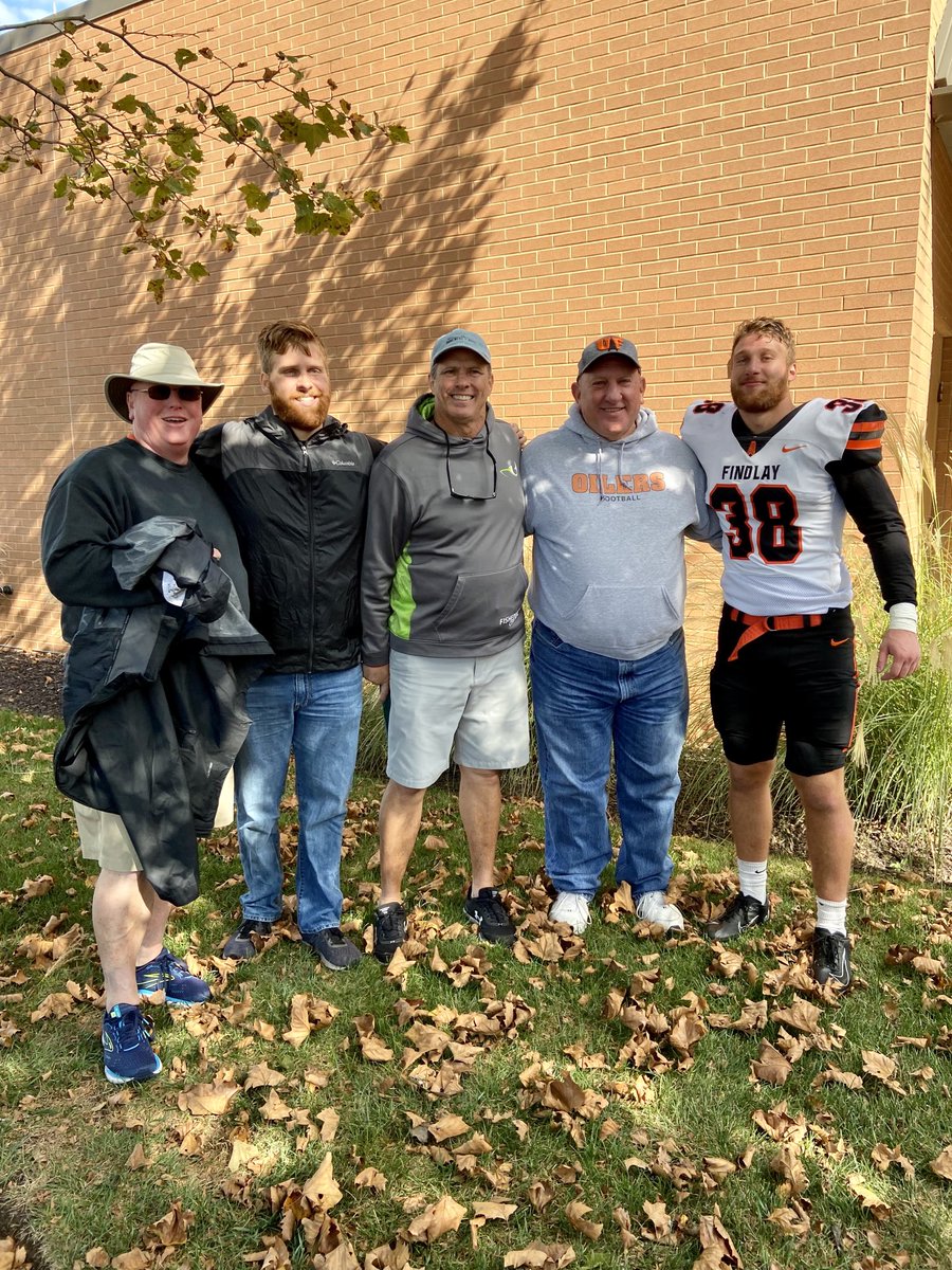 cindy_fushimi's tweet photo. Love the special bond between players and their former coaches💙🐾KFR 🏈!  ⁦@CoachTrombetti⁩ ⁦@tomwisard⁩ https://t.co/X3go7i3uId