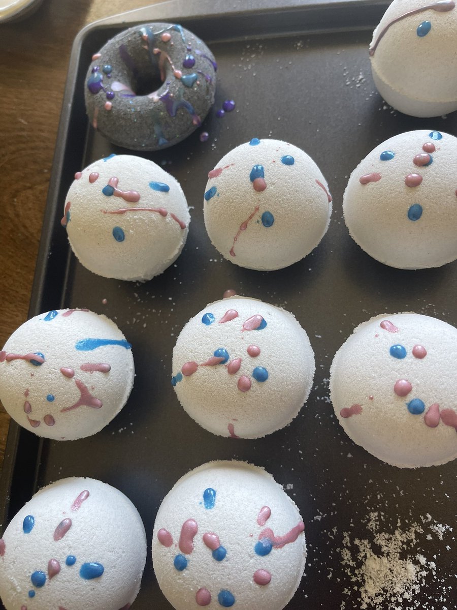 DianeMi31478575's tweet photo. Loving our news collections of bath bomb. #handmade #bathbomb #SmallBusiness #BlackOwned #bathsteamers #bathtime #Christmas #EarlyBiz #bath https://t.co/tIUx7JyDiK