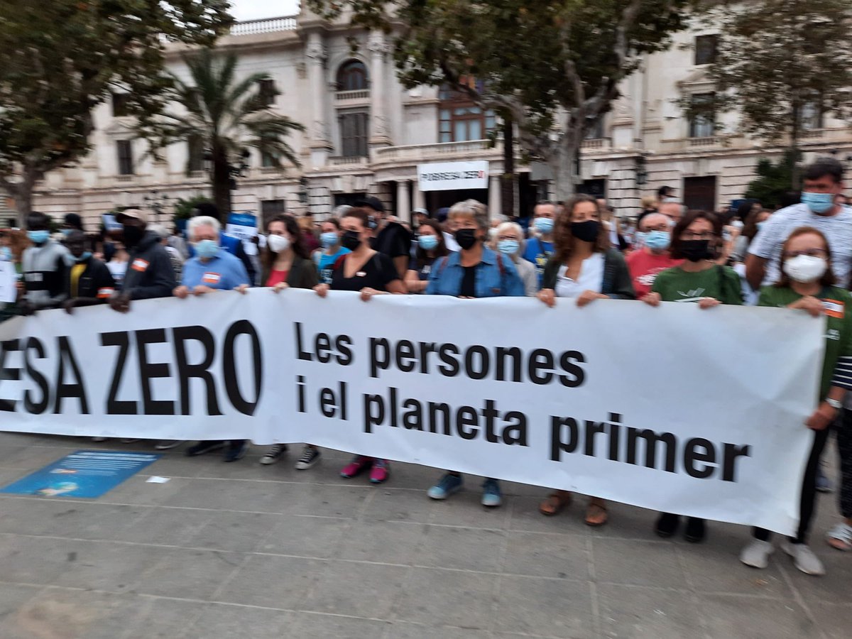 ElenBelenguer's tweet photo. La crisis no es un pretexto para evitar abordar la emergencia global que debería unirnos: la erradicación de la #pobreza.
Exigimos un modelo político y social que ponga a las personas y al planeta primero: #PobresaZero, #ExcusesZero 👌 https://t.co/6qmRnE2rxI